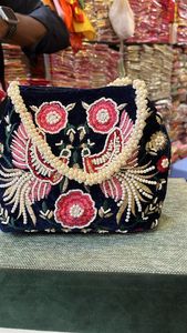 Potli de paon brodé doré brodé à la main pour femmes, cadeau de retour de faveur de mariage pour les invités indiens - Product Image 3