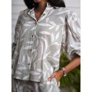 Chemise en coton imprimé feuilles d'automne vert sauge, style vintage, manches ballon, longue, en satin popeline de soie, à volants brodés - Product Image 1