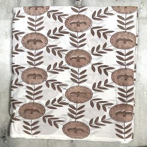 Tissu en coton doux à imprimé floral, écologique, vendu au mètre, idéal pour les robes de filles et les tentures murales - Product Image 2