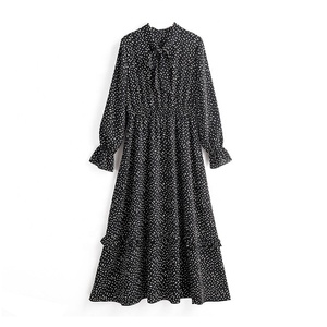 Robe trapèze en mousseline de soie à pois, noire et blanche, style oriental traditionnel, avec col à nœud papillon vintage et imprimé contrastant, manches longues, longueur genou - Product Image 1