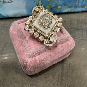 Bague élégante ajustable en laiton plaqué or, style traditionnel charmant, pour mariages, fêtes, fiançailles, femmes - Product Image 2