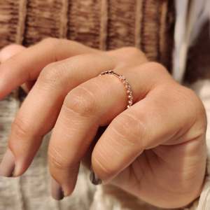 Anillo de Eternidad con Moissanita de Corte Redondo, Elegante y Atemporal - Product Image 4