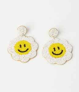 Boucles d'oreilles pendantes en perles de fleurs de marguerite, feuille blanche et jaune, bijoux faits à la main, accessoires de mode, look printemps-été, pièce unique - Product Image 6