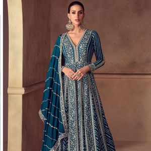 Nouveau catalogue - Costume Anarkali en soie Chinon pour mariage et festival indien et pakistanais - Broderie de fils et de paillettes - Product Image 1