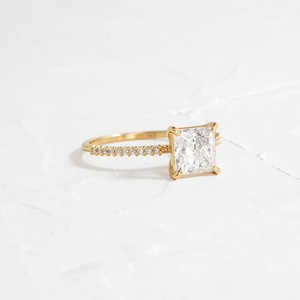 Anillo de Compromiso de Plata 925 con Moissanita Corte Princesa Color D y Detalles Laterales, Joyería de Boda Elegante y Lujosa - Product Image 2