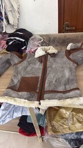 Chaqueta Clásica de Piel de Oveja B3 para Hombre, Chaqueta de Invierno con Forro de Borrego, Logotipo Frontal, Reversible, Cuello en V, Cierre de Cremallera - Product Image 2