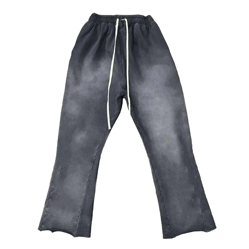 Yüksek kalite OEM tasarım erkekler yığılmış pantolon özel % 100% pamuk Terry ham Hem kesim kenar soluk asit yıkama Flare Sweatpants