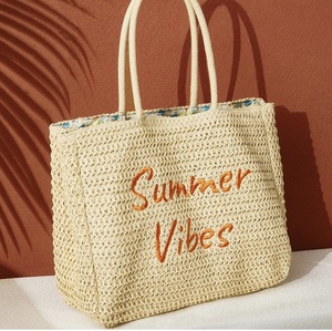 กระเป๋าถือชาติพันธุ์สำหรับผู้หญิงที่มีลูกปัดหลากสีและรูปแบบการออกแบบที่สวยงามที่สร้างขึ้นสำหรับงานรื่นเริงและสวมใส่ในชีวิตประจำวัน - Product Image 3