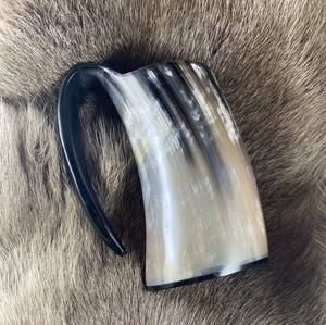 Mug en corne de bœuf naturelle sculptée viking, écologique, pour vin ou bière, à usage religieux - Product Image 4