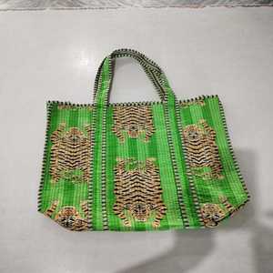 Magnifique sac de week-end de luxe fait main à imprimé animal, en coton imprimé matelassé, grande capacité, durable, prix de gros - Product Image 3