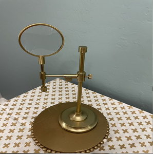 Lupa de latón pulido en un soporte ajustable, diseño clásico, herramienta de escritorio versátil. Disponible a precios mayoristas. - Product Image 1