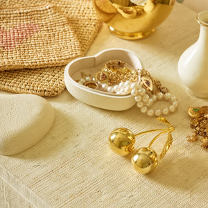 Boîte de rangement pour bijoux en velours imitation peau de requin, modèle 0006, couleur crème, fabriquée au Vietnam, par DPC Luxury Modern Slyte. - Product Image 4