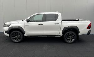 2023 para Toyota HiLux doble cabina 4x4 invencible usado AWD con asientos de cuero y dirección izquierda interior oscura - Product Image 6