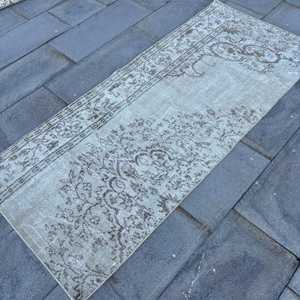 Tapis vintage, tapis d'appoint 2,6x6 pieds, tapis gris à motifs de plantes et d'arbres - Product Image 2