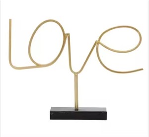 Escultura de ciervo dorado para decoraciones de mesa Soporte de media de ciervo para decoraciones navideñas - Product Image 1