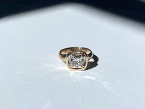 Anillo Solitario de Diamante Cultivado en Laboratorio de 1.8 Ct con Corte Cojín, Engaste de Bisel con Acento de Perla, Oro Amarillo de 14k, Anillo de Compromiso y Boda, Joyería - Product Image 5