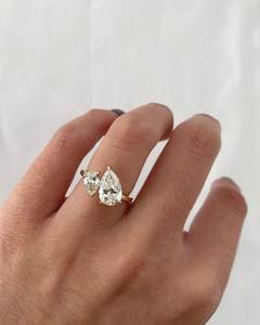 แหวนหมั้นเพชร4กะรัตประดับเพชรลูกแพร์สีเหลืองทองขนาด14K สำหรับห้องปฏิบัติการ - Product Image 1