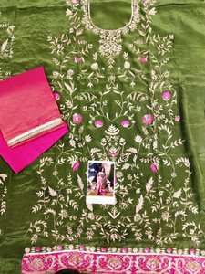 Costumes indiens de créateur modernes non cousus brodés à la main pour femmes pour les fêtes de style traditionnel - Product Image 2