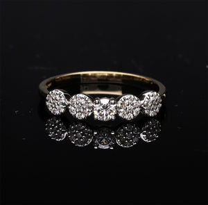 แหวนเพชรแท้ชุบทองคำขาว 14K ดีไซน์คลาสสิกห้าเม็ด ประดับเพชรทรงกลมบริลเลียนท์ตรงกลาง ให้ความเปล่งประกายทุกวัน - Product Image 2