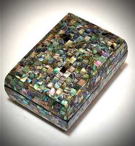 Boîte de rangement pour bijoux de luxe moderne, artisanale haut de gamme, en bois, avec incrustation de nacre, motif floral, forme personnalisable - Product Image 3