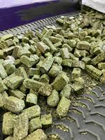 Foin d'alfalfa de qualité supérieure en cubes et granulés pour chevaux, chiens, bovins, porcs et poissons - Qualité alimentaire 25 kg/sac