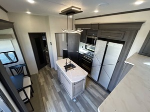 Meilleure vente : Remorque de camping d'occasion 2023 C-o-a-c-h-m-e-n B-r-o-o-k-s-t-o-n-e 344F-L à vendre - Product Image 4
