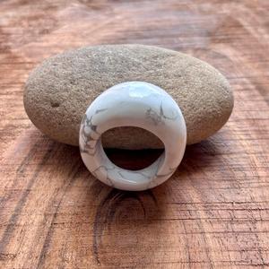 Anillo llamativo de howlita blanca de estilo bohemio, joyería curativa de piedra pulida, tamaños personalizados disponibles - Product Image 1