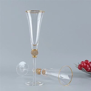 Copa de vino elegante y elaborada que mejora el servicio del vino con elegancia y precisión, forma equilibrada que permite un manejo grácil - Product Image 1