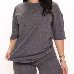 Conjunto Premium de 2 piezas para mujer, camiseta ligera de algodón 100% con pantalones cortos, logotipo personalizado, conjunto sólido para mujer, ropa informal, servicio OEM - Product Image 1