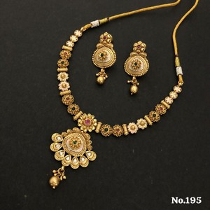 Conjunto de collar de oro inspirado en el patrimonio con gotas de perlas y trabajo Hexagonal Kundan, joyería étnica Ideal para ropa nupcial - Product Image 1