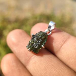 Pendentif en cristal de moldavite brute Collier de moldavite fait à la main Bijoux de guérison authentiques Cadeau tendance élégant pour elle - Product Image 2