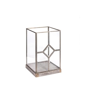 Corps en verre supporté par cadre en métal et base en métal Lanternes à bougie les plus vendues avec les tailles de 20x20x25 cm - Product Image 1