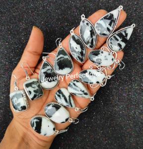 Nouveau design de pierres précieuses de guérison de formes mixtes, boucles d'oreilles pendantes plaquées argent, boucles d'oreilles en pierres précieuses de buffle blanc, vente en gros - Product Image 2