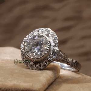 แหวนหมั้นผู้หญิงสไตล์อาร์ตเดคโคเจียระไนเพชรทรงกลมและบาแกตต์ - Product Image 1