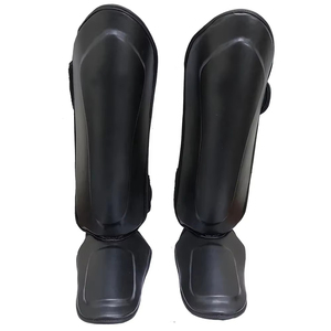 Espinilleras de Fútbol para Jóvenes y Adultos, Protección de Cuero, Ligeras, Transpirables, Cierre de Gancho y Bucle de Alta Calidad - Product Image 1