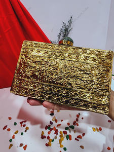 Pochette en métal doré artisanal avec un motif en spirale sculpté, sac à main de soirée de luxe pour les mariages et les soirées - Product Image 6