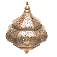 Lanterne marocaine artisanale exquise Design en métal complexe Panneaux de verre vibrants pour l'éclairage ambiant pour la décoration intérieure de Noël