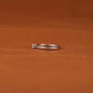 Bague de fiançailles en or massif 18 carats faite à la main, diamant de laboratoire solitaire personnalisable, taille ovale, incrustation de réglage de lunette certifiée IGI - Product Image 2