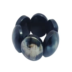 Brazalete Cuerno Brazaletes de cuerno hechos a mano Natural Elegante y único por Artesanías de media luna - Product Image 1