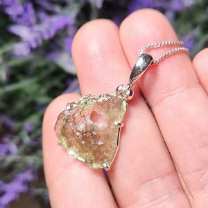 Colgante de Moldavita Chapado en Oro Vintage con Orificio, Collar de Meteorito Genuino para la Transformación - Product Image 1