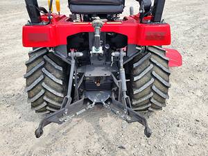 Tractor Massey Ferguson GC1705 2023, tractor de césped 4x4, tractor rojo con transmisión por engranajes, tractor compacto utilitario - Product Image 2