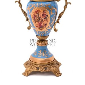 Ensemble de centre de table en porcelaine bleue antique et en laiton avec des vases ornés recouverts, décoration vintage de luxe artisanale - Product Image 4