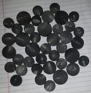 Boutons à tige en corne de buffle de haute qualité de couleur noire naturelle avec logo pour la décoration de vêtements du fabricant indien - Product Image 1