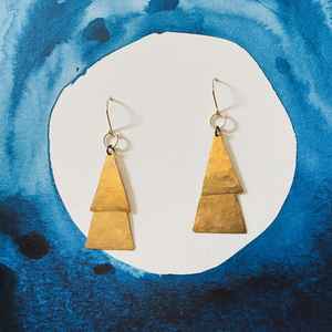 Pendientes triangulares dobles de latón martillado, colgante de gota en capas con textura de bronce, joyería ligera moderna - Product Image 5