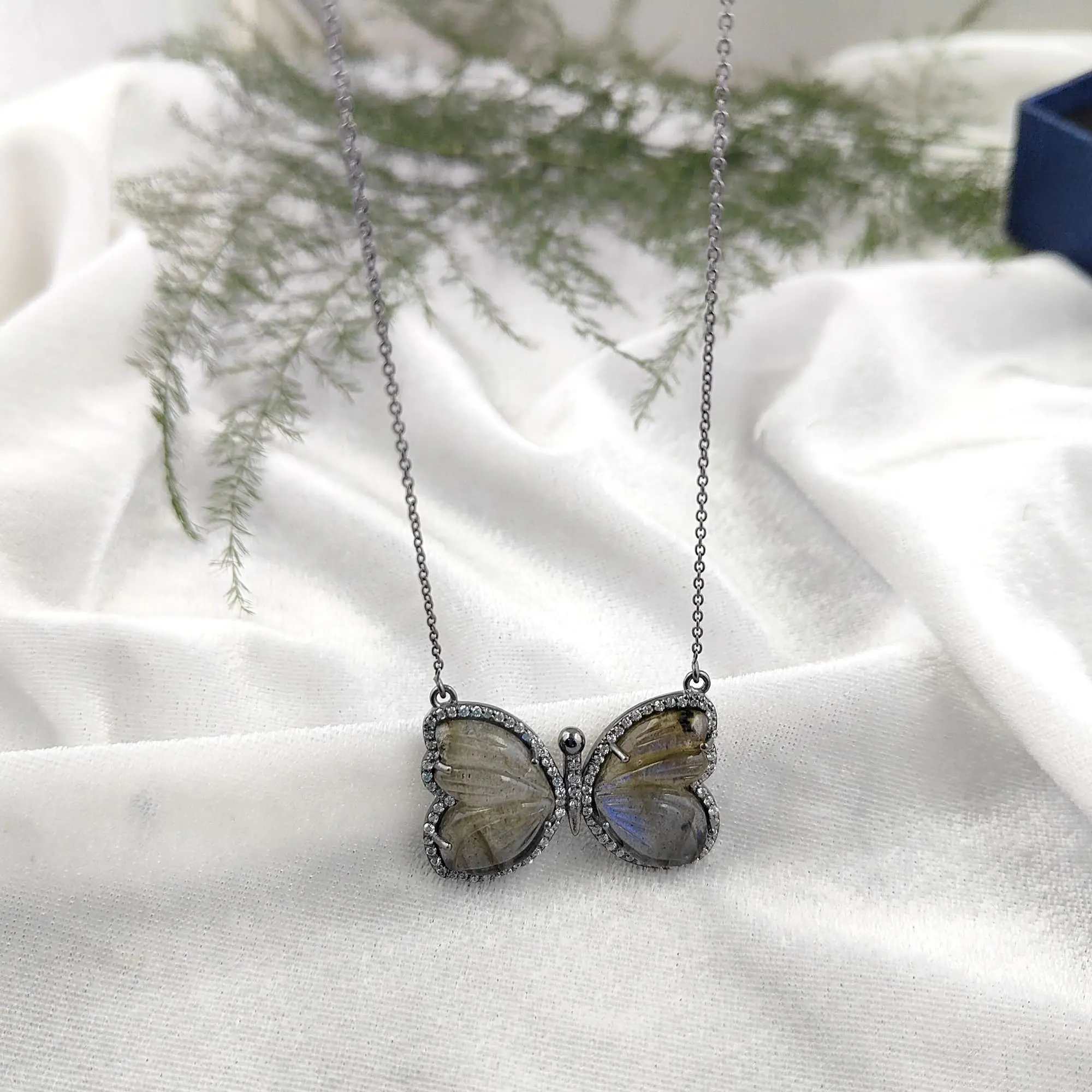 Thời trang Bán Buôn Đồ trang sức Labradorite đá quý bướm Cáp Chuỗi vòng cổ có tính năng cả hai Pave và Claw cài đặt cho phụ nữ