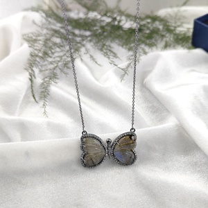 Joyería de moda al por mayor para mujer, collar de cadena de cable de mariposa con piedras preciosas de labradorita con ajustes de garra pavimentada para regalo - Product Image 1