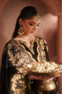 Robe longue de soirée en mousseline de soie acrylique brodée de style designer, avec embellissements raffinés pour femmes pakistanaises et indiennes - Product Image 6