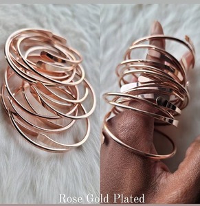 Bracelet en laiton artisanal de qualité supérieure, design moderne unique, poli, personnalisable pour femmes, prix disponible en Inde - Product Image 3