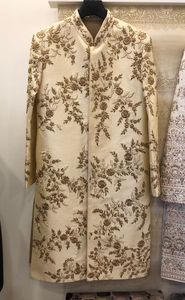 BORDADO PESADO DE 2017 EN EL NOVIO SHERWANI Y PANTALÓN Y ZAPATO A JUEGO CON CUENTAS DE CRISTAL EMBELLECIDAS, TRABAJO DE DABKA = 2024 - Product Image 2