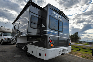 Autocaravana de Lujo Fleetwood Pulse 24B Clase C 2019 Blanca para Acampar, Usada, Emisión Euro 5, Capacidad para 4-6 Pasajeros, Piso Acrílico - Product Image 2